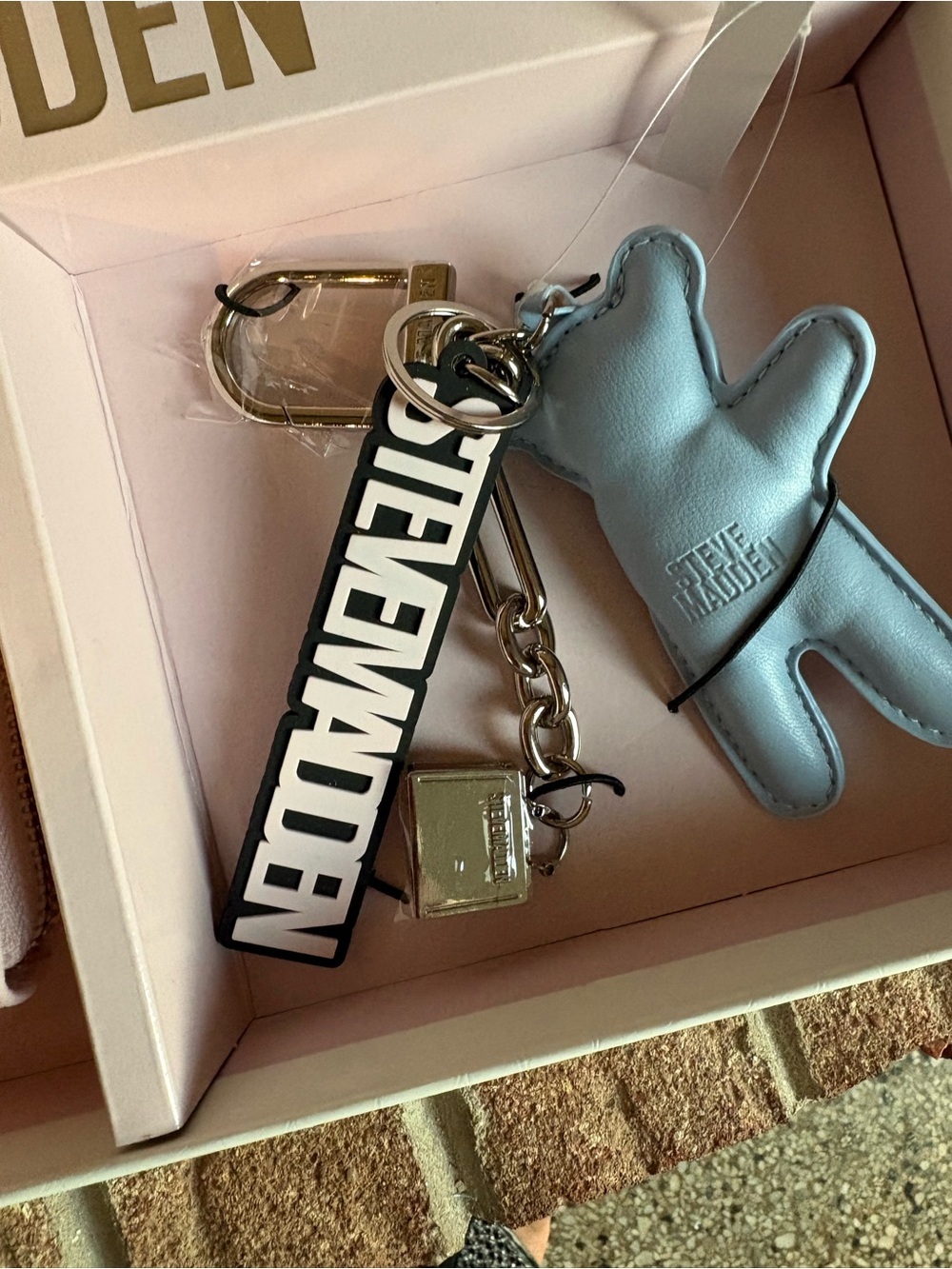 NWT & BOXED STEVE MADDEN BZIPPY
WRISTLET AND BAG CHRAMS
KEYRING - Picture 9 of 12